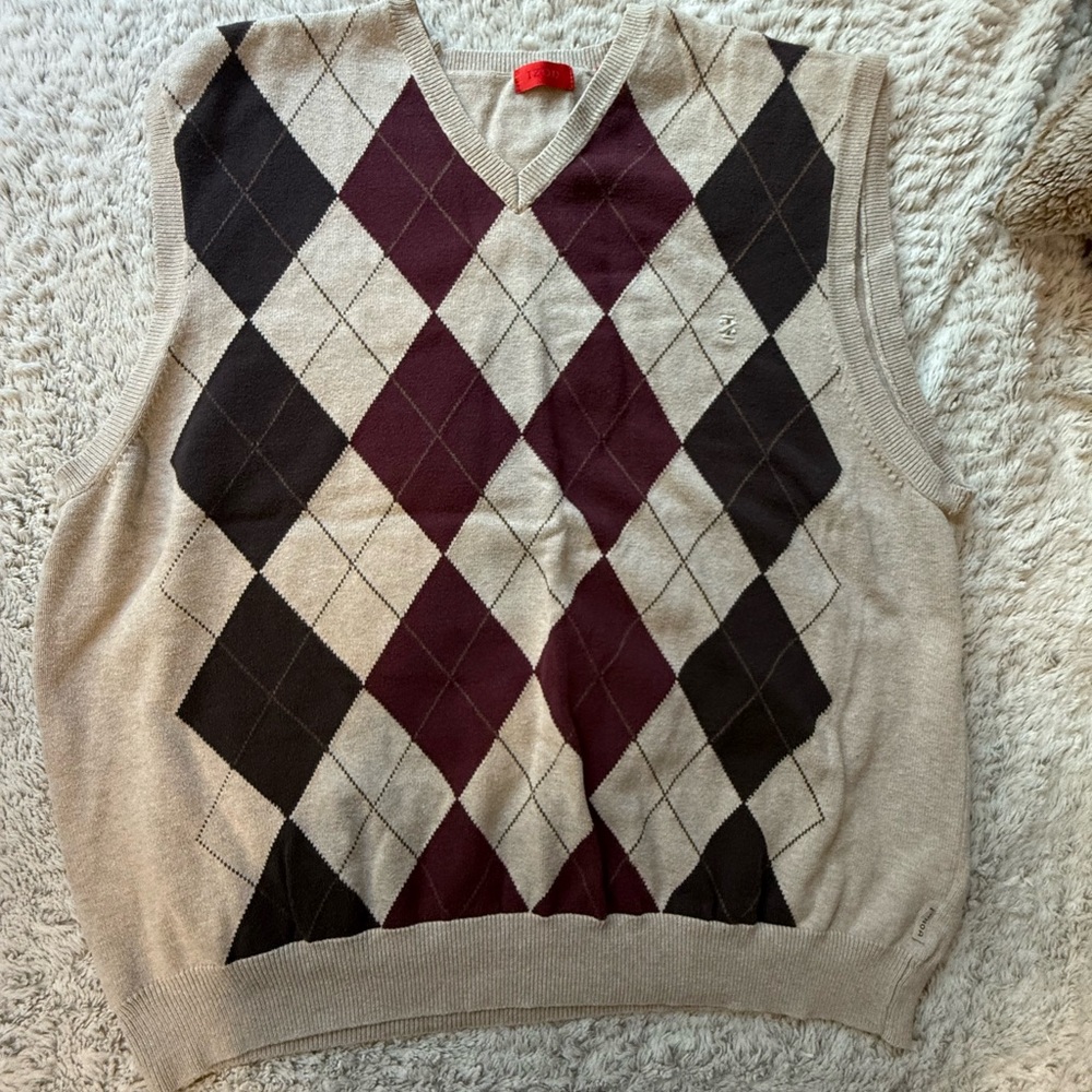 Izod Argyle Pattern Golf  Sweater Vest